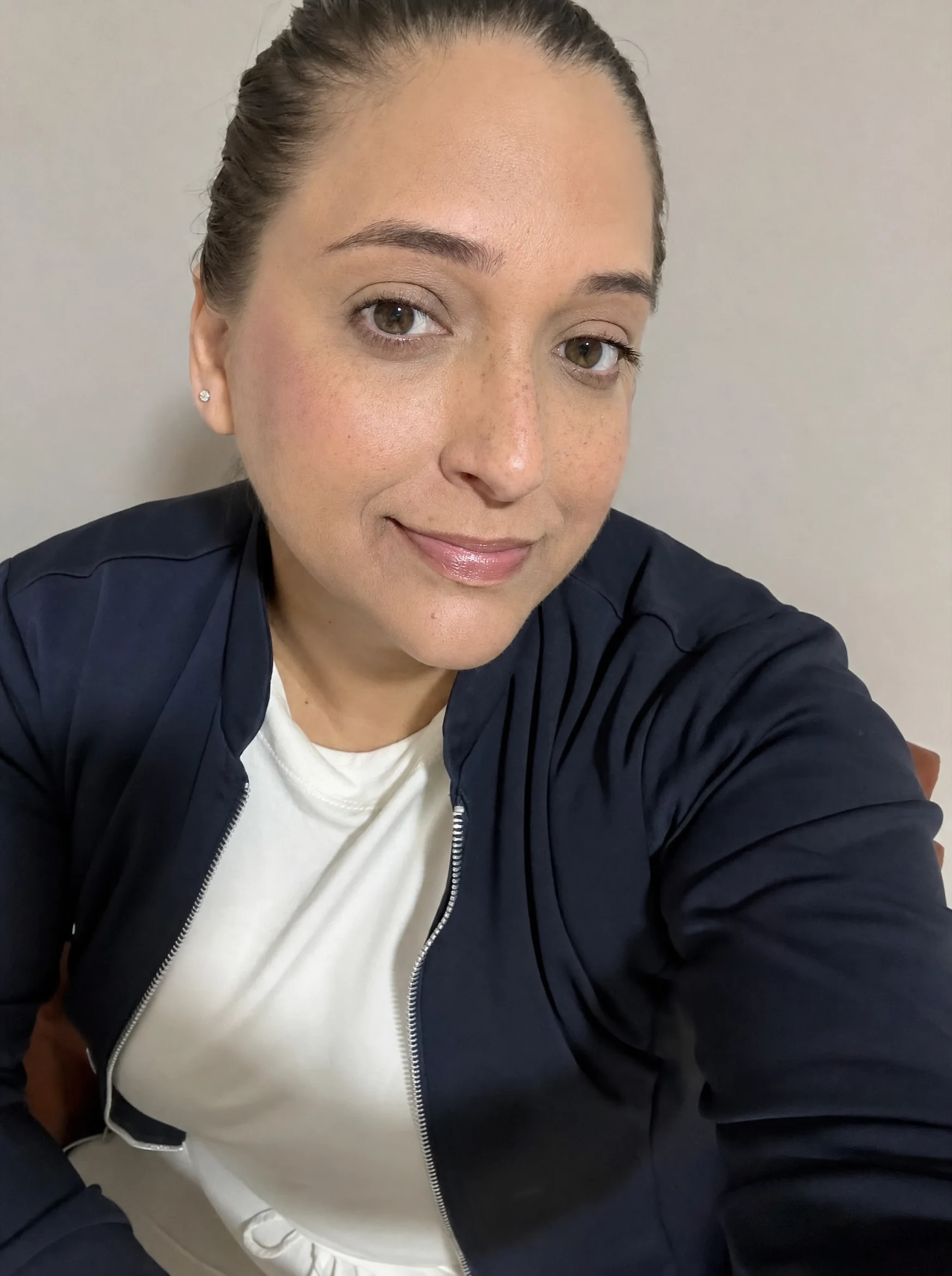 Dra. Mara Pinho com jaqueta azul e blusa branca